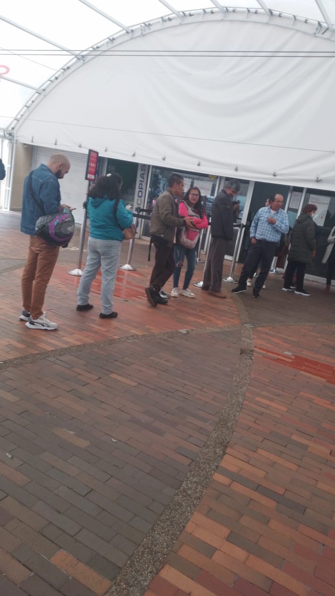 nomefriegue's tweet photo. @DefensoriaCol  ojo desde la 7 am haciendo fila y no atiende por qué tenían reuniones  llegan las 12 am y las pocas personas que  atienden se fueron  almorzar y llegan a las 2 pm   hay personas de la tercera edad haciendo filas interminables ayuda   @CGR_Colombia https://t.co/4YKbmQjJGk