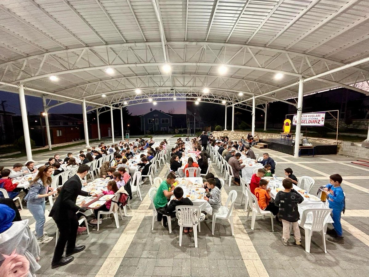 Kaymakamız Erdoğan Turan Ermiş, Çiftlikköy İlk ve Ortaokulu'nun düzenlediği geleneksel iftar programına katıldı.