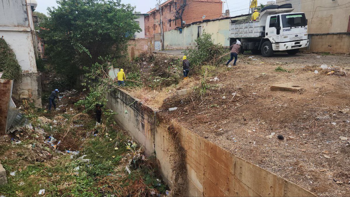 imamaracaibo_'s tweet photo. Sigue avanzando el #PlandeLimpiezadeCañadas2024 como parte de la labor preventiva de #SomosIMA para disminuir el riesgo de enfermedades y brindar tranquilidad a las familias que habitan en los distintos tramos de las #CañadasMCBO. https://t.co/adTYttJjiJ