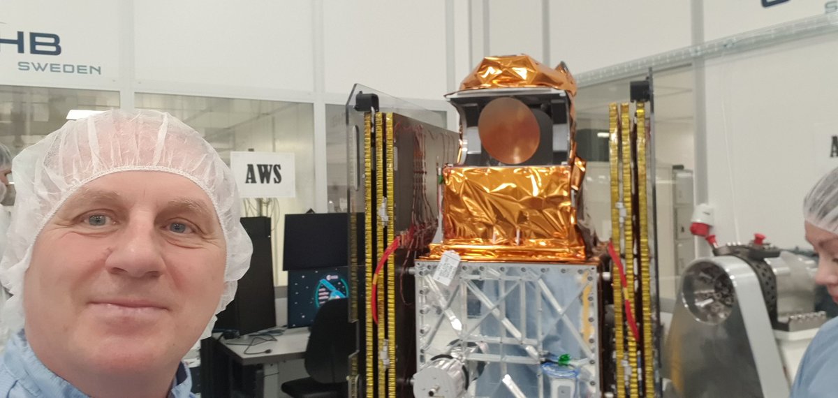 Den här lilla rackaren (inte han med hårnätet) åker 595km upp i rymden med SpaceX i juli: Arctic Weather Satellite, och ska följas av hel svärm små vädersatelliter 2029. Spännande vinka lycka till på färden idag!
<a href="/OHBSweden/">OHB Sweden</a> <a href="/SMHI/">SMHI</a> <a href="/matsperspektiv/">Mats Persson</a> <a href="/RymdstyrelsenSE/">Rymdstyrelsen</a> <a href="/esa/">European Space Agency</a> <a href="/eumetsat/">EUMETSAT</a>