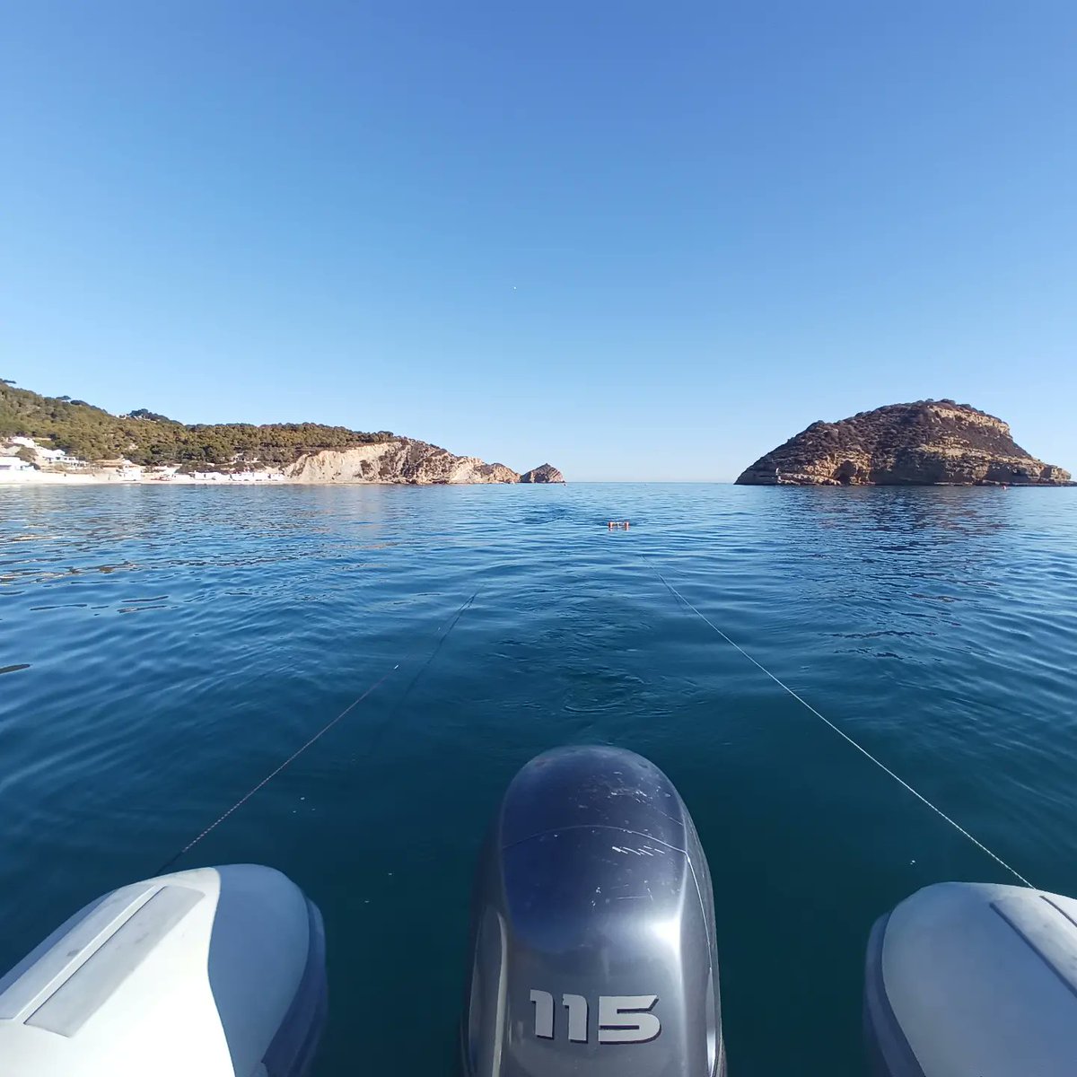 ESCIMO_UA's tweet photo. 2o día de muestreo #thinkinazul #microplastics #plankton #CTD  en las costas de #Dénia y #Jávea. @CesarBordehore @UAdivulga  @Ciencias_UA https://t.co/iwBpNzt4FB