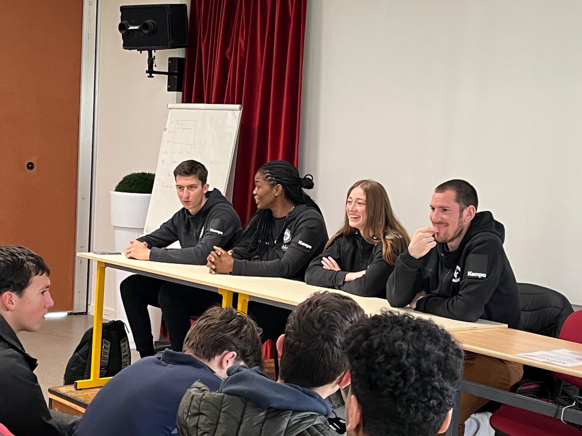 VanessaFrappie1's tweet photo. La semaine olympique se poursuis au @lyceeHVDS avec Maxime Martin, Paola et Lisa et le Matteo Le Moal du club hand celles sur belle, repas olympique, tournois de badminton en partenariat avec le club de St Maixent 💪
@HBCCELLES @DSDEN79 @G24acpoitiers #Paris2024 #JeuxOlympiques https://t.co/n3JJjxv8q6