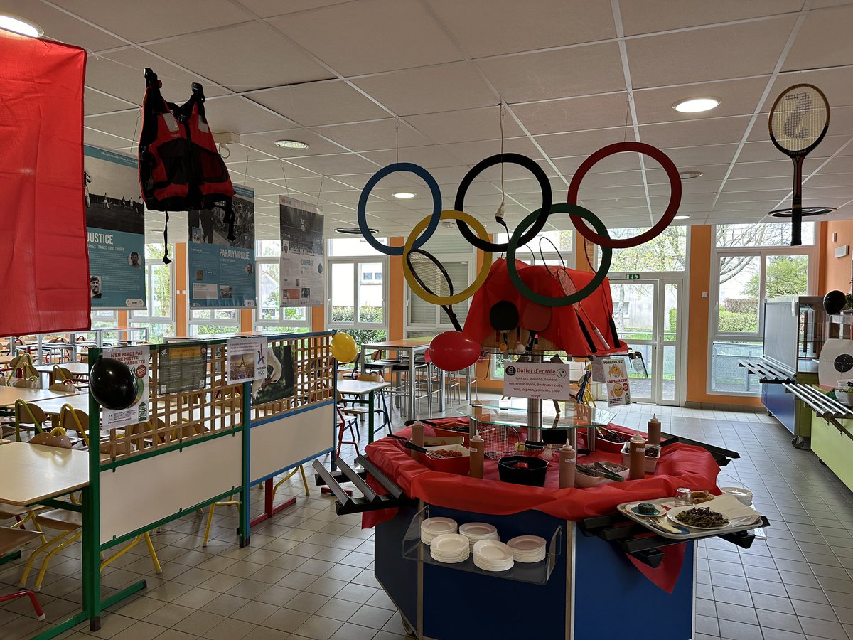 VanessaFrappie1's tweet photo. La semaine olympique se poursuis au @lyceeHVDS avec Maxime Martin, Paola et Lisa et le Matteo Le Moal du club hand celles sur belle, repas olympique, tournois de badminton en partenariat avec le club de St Maixent 💪
@HBCCELLES @DSDEN79 @G24acpoitiers #Paris2024 #JeuxOlympiques https://t.co/n3JJjxv8q6