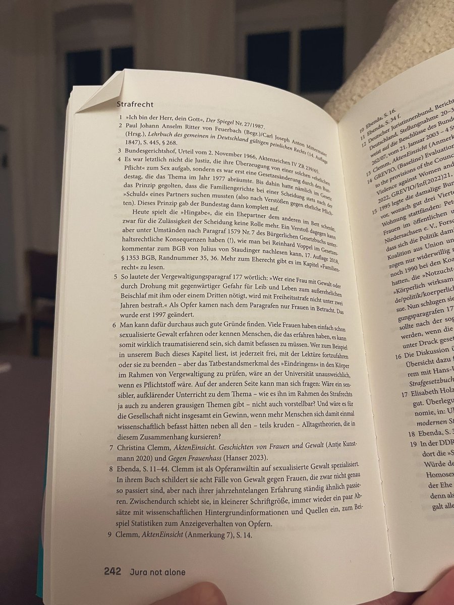 „Wäre ein sensibler, aufklärender Unterricht zu dem Thema – wie es ihn im Rahmen des #Strafrecht|s ja auch zu anderen grausigen Themen gibt – nicht auch vorstellbar?“ @markard_chair & @RonenSteinke dazu, ob Sexualdelikte nicht auch Teil der #jura-Ausbildung sein könnten.