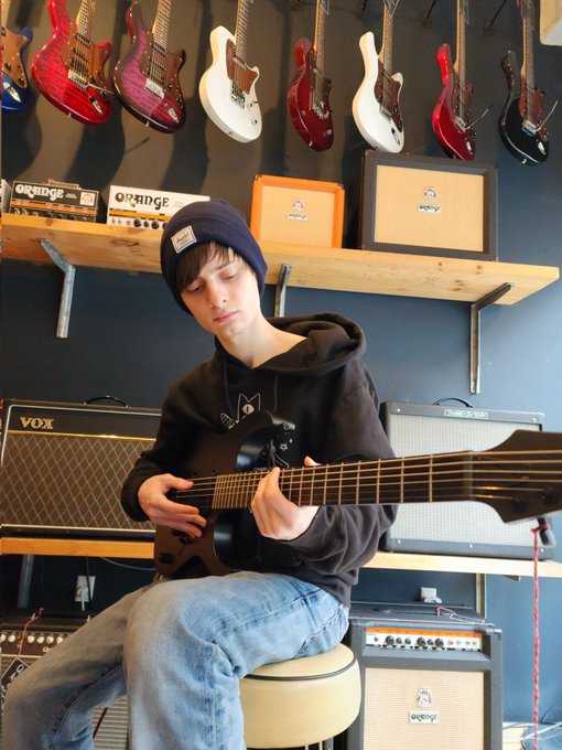 I'm a indie rock boy~ 🎸🎶  (I don't know how to play strings instruments) https://t.co/MTegqzw8lW