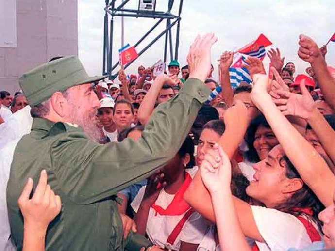 A #Fidel, inspiración constante y cubanísima, dedicamos este Congreso, como también a #Raúl, quien no ha quitado un minuto el pie del estribo y a la Generación histórica de la Revolución, que nos guía en nuestro andar cotidiano. #Cuba