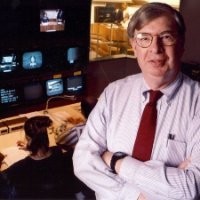 I am sad today to learn Dow Smith, who led TV newsrooms across the country, who taught so many producers @NewhouseBDJ, who wrote THE book on producing, died this week. I learned so much from him as my news director in Detroit and my colleague at @NewhouseSU. What a great guy!