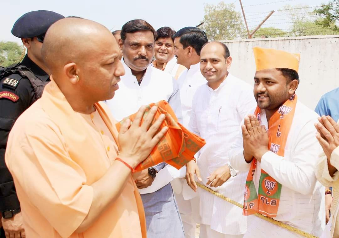 sf_alvi's tweet photo. आज देश के लोकप्रिय मा• मुख्यमंत्री श्री योगी आदित्यनाथ जी से लोकप्रिय मथुरा सांसद श्रीमती हेमा मालिनी जी के नामांकन में मथुरा आने पर स्वागत कर भेंट की। 
@myogiadityanath @Ashokkatariya9 
@Mohsinrazabjpup @danishazadbjp @Nirbhaypanday22 @AnkitVi16260418 @BJP4UP @BJPMinMorcha https://t.co/NQ66wAnzbi