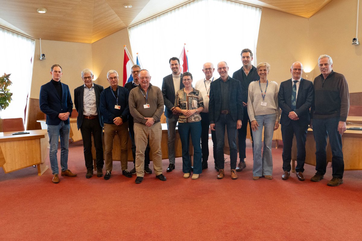 Gisteren waren we op bezoek in de Bommelerwaard! Waardevol om te horen wat er speelt. En goed om te bespreken hoe we als fracties samen kunnen optrekken. We staan voor grote uitdagingen, maar samen staan we sterker.💪

<a href="/ChristenUnieWB/">ChristenUnie West Betuwe</a>, <a href="/PCGBuren/">PCGBuren</a>, <a href="/RegioRivnlnd/">RegioRivierenland</a>, <a href="/wsrivierenland/">Waterschap Rivierenland</a>