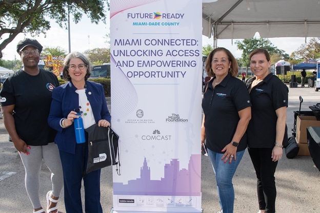 clemonrogers's tweet image. What better way to learn about connectivity than to talk to a tech! Comcast Team UP volunteers helped at the Miami-Dade County’s Digital Inclusion Community Event. Read more from @ComcastFL on how we're working to shrink the #LevelX #IWorkForComcast comca.st/49nEfkq