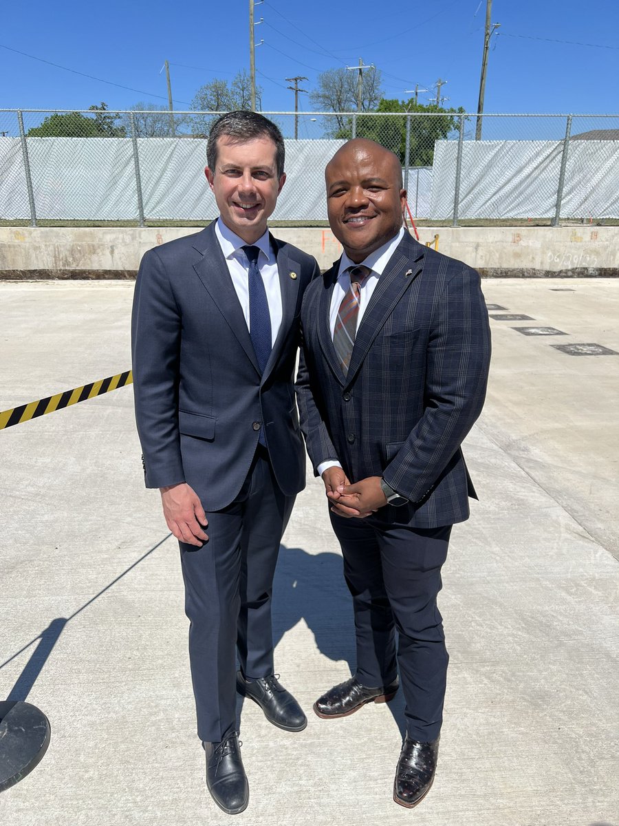 Thank you to @SecretaryPete, @RepJasmine, and @RepVeasey for supporting the @SouthernGWPark and helping to revitalize Oak Cliff by securing $80 Million for the four pedestrian cap projects throughout DFW. This federal funding combined with the $5 Million we secured in the 88th