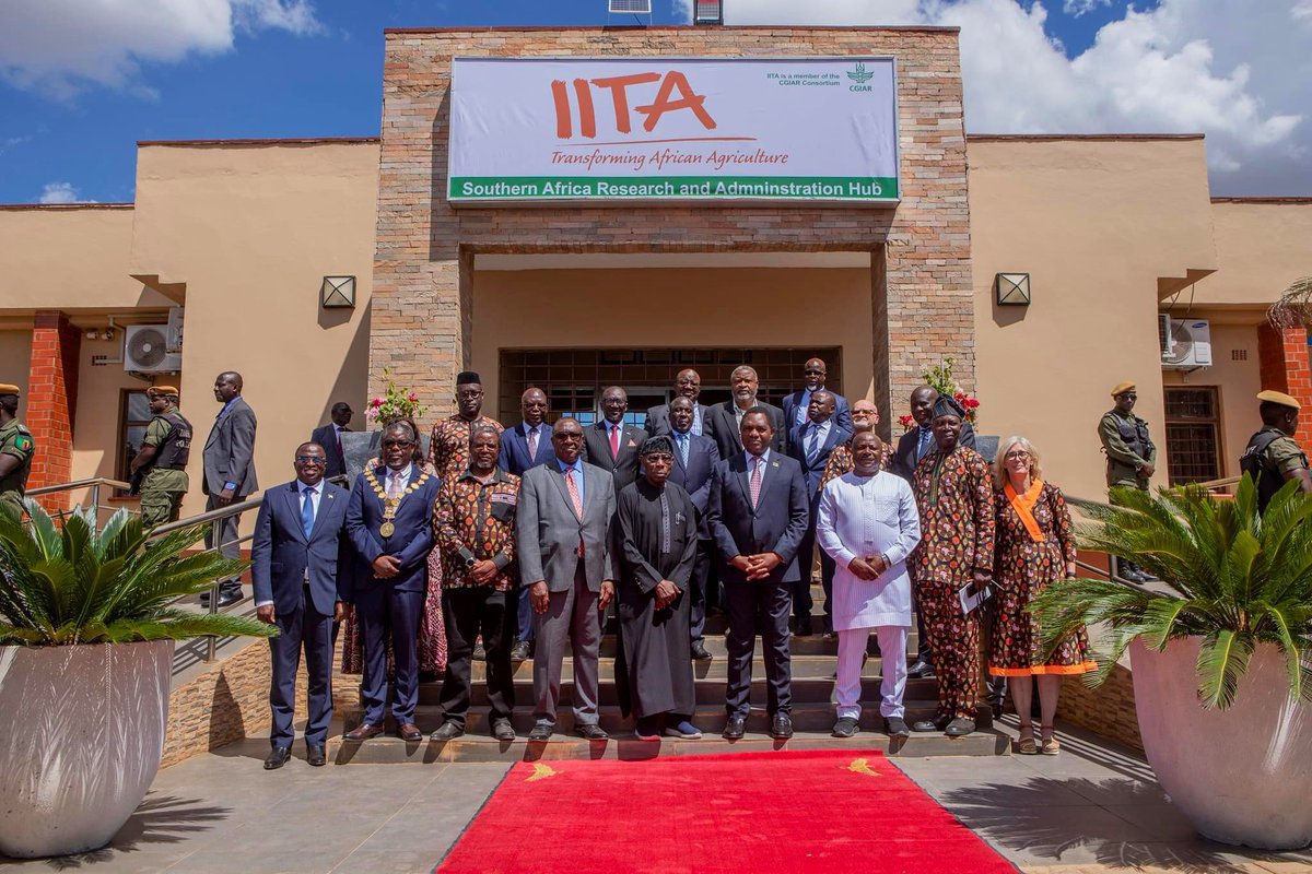 Commissioned @IITA_CGIAR Southern Africa Research & Administrative Hub in Chongwe. Impressive #agric innovations on display that address challenges of hunger, malnutrition & poverty. We called on citizens to get involved in the sector as govt prioritises increased productivity.🇿🇲