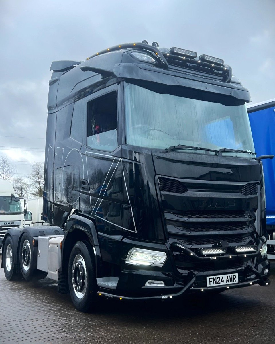 One that will surely turn heads on the road! We recently supplied this cracking all-black DAF XG for Nova Express 🙌