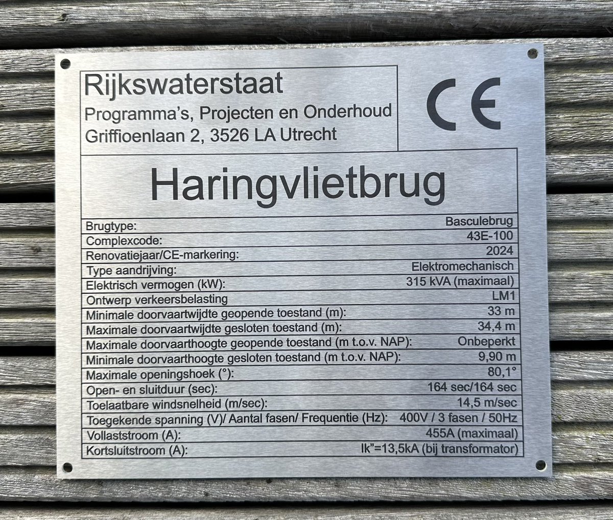 Sinds vrijdag draait de #Haringvlietbrug weer op vaste tijden voor de hoge scheepvaart. Hiervoor is er een CE-markering aangevraagd, een veiligheidscertificaat voor de bediening van de brug. Deze nam minister @markharbers vandaag officieel in ontvangst.