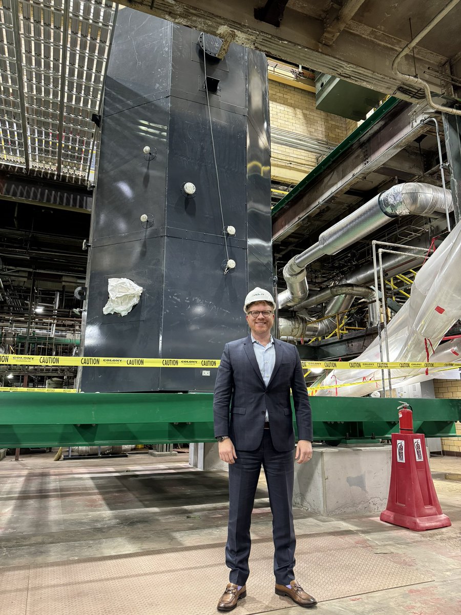 Replacing fossil fuel infrastructure is a key tenet of @VicinityEnergy’s decarbonization plan. Here I am standing in front of a 42mw electric boiler (one of the largest in the US) that is now upright at our Kendall Square plant. It will be operational by Q3 of this year. (1/3)