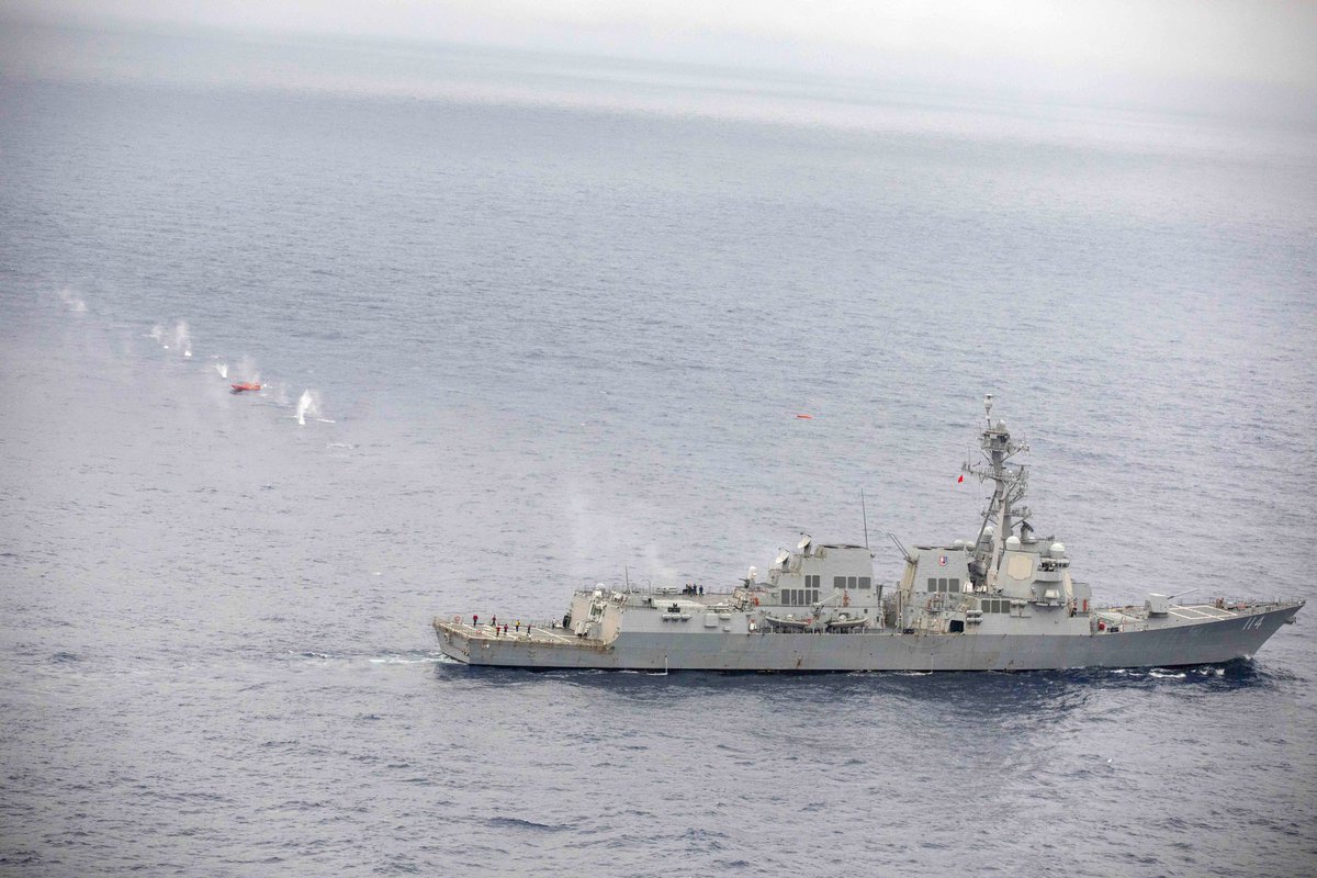 USNavy's tweet photo. 1️⃣ #USSRalphJohnson live-fire training exercise and 2️⃣ @USMC #VMM262 #FLTOPS aboard #USSAmerica in the Philippine Sea @US7thFleet
3️⃣ #USSCarney conducts #UNREP and 4️⃣ #USSGravely gun calibration in the Red Sea @US5thFleet
👉 https://t.co/aZddB6hxYf https://t.co/f3gvphWNlb