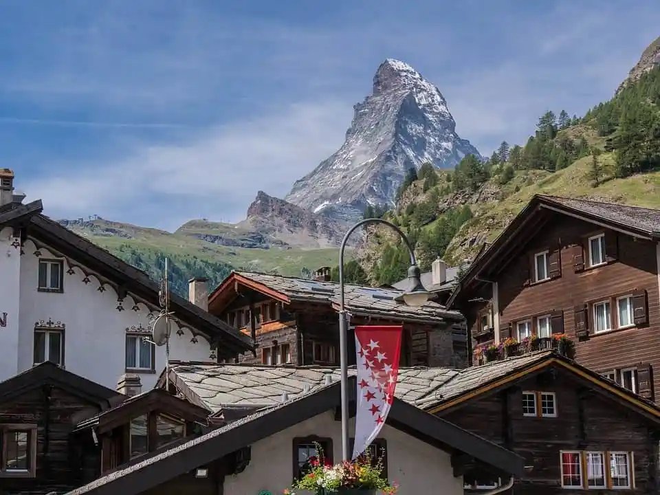 The Swiss might do some weird stuff with clowns but Switzerland is the epitome of quietly confident when it comes to superb dining and towering snow-covered mountains just waiting to be discovered. 
ericgamble.com/the-quietly-co…
#VisitSwitzerland #SwissAlps