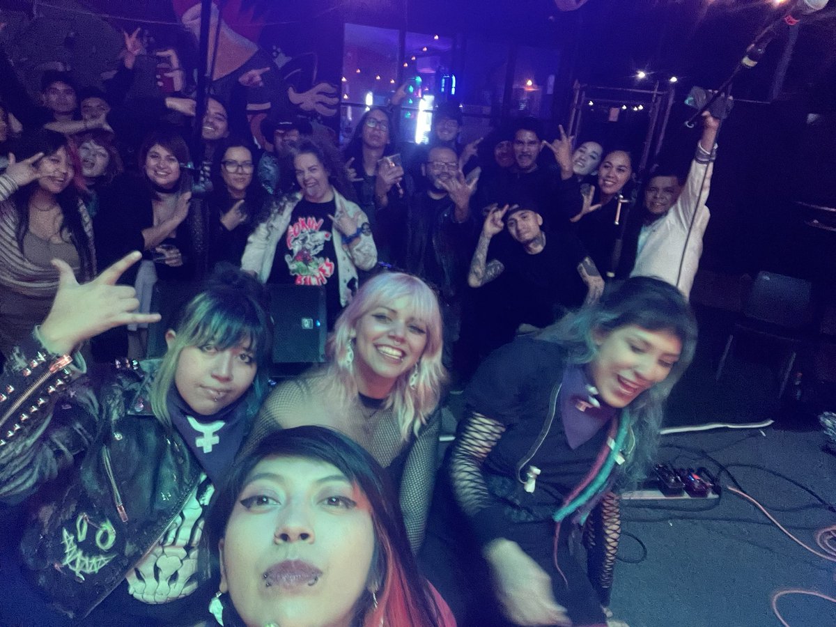 Foto del recuerdo!!!!! Andábamos de #gira un #lunes en #Saltillo. Gracias a la gente guerrera que no le teme al desvelo. 🥹🔥🔥🔥 Donde quieren vernos próximamente??