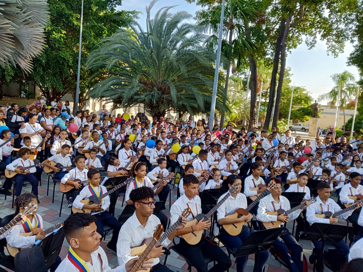 CDCESucre's tweet photo. #CamburPinton En el estado Sucre, celebramos el Día Nacional del Cuatro, con 444 Cuatristas que rindieron tributo a nuestros Patrimonio Cultural. @NicolasMaduro @_LaAvanzadora @KarenlyPSUV @MPPEDUCACION https://t.co/55ZW84ccfc