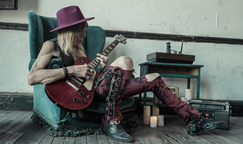 NicolasLegui_'s tweet image. Hoy se fue una parte de la adolescencia de muchos. El tipo que cuando lo veíamos corríamos a saludar, pedirle una foto, diferentes generaciones cantándole "...es el fer pita rocanrol", y el saludaba con una sonrisa con la mejor onda.
Se fue una leyenda oculta del rock argentino