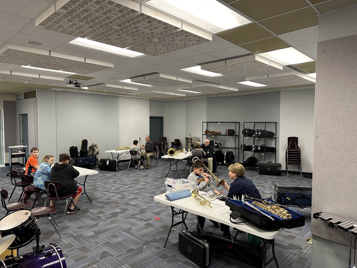 Thank you ⁦<a href="/PaigesMusic/">Paige's Music</a>⁩ for helping our students try out instruments!  #proud2MIS #1GC