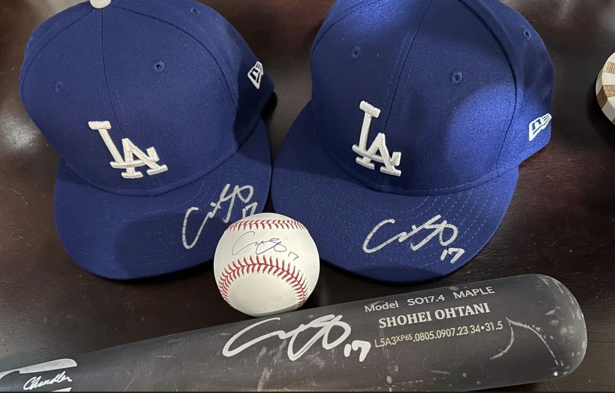 The fan that caught Shohei Ohtani's first Dodgers home run received a signed bat, ball & two hats. But the fan and her husband say the Dodgers separated them, refused to authenticate the ball & pressured her into a quick deal. Here's what they told me: theathletic.com/5392308/2024/0…