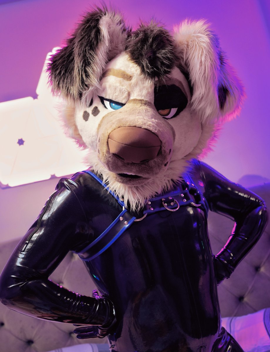 also i'm in a good and confident mood so time to bring out the latex 🖤 honestly cannot wait to be squeaky again soon, even more so with friends 👀 ✨