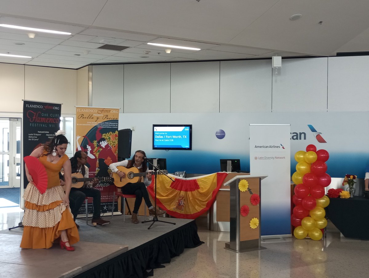JavierGarcaFde1's tweet photo. Inauguran vuelo  de Texas a Barcelona.  Actúa una banda, disfrazados de andaluces que cantan canciones populares andaluzas y recitan poemas de Lorca, para representar Barcelona.

El extractivo cultural es una forma del capitalismo racial, capitalismo extractivo de la diferencia https://t.co/YpdSiulwa7
