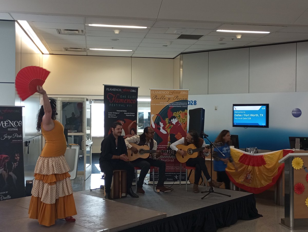 JavierGarcaFde1's tweet photo. Inauguran vuelo  de Texas a Barcelona.  Actúa una banda, disfrazados de andaluces que cantan canciones populares andaluzas y recitan poemas de Lorca, para representar Barcelona.

El extractivo cultural es una forma del capitalismo racial, capitalismo extractivo de la diferencia https://t.co/YpdSiulwa7