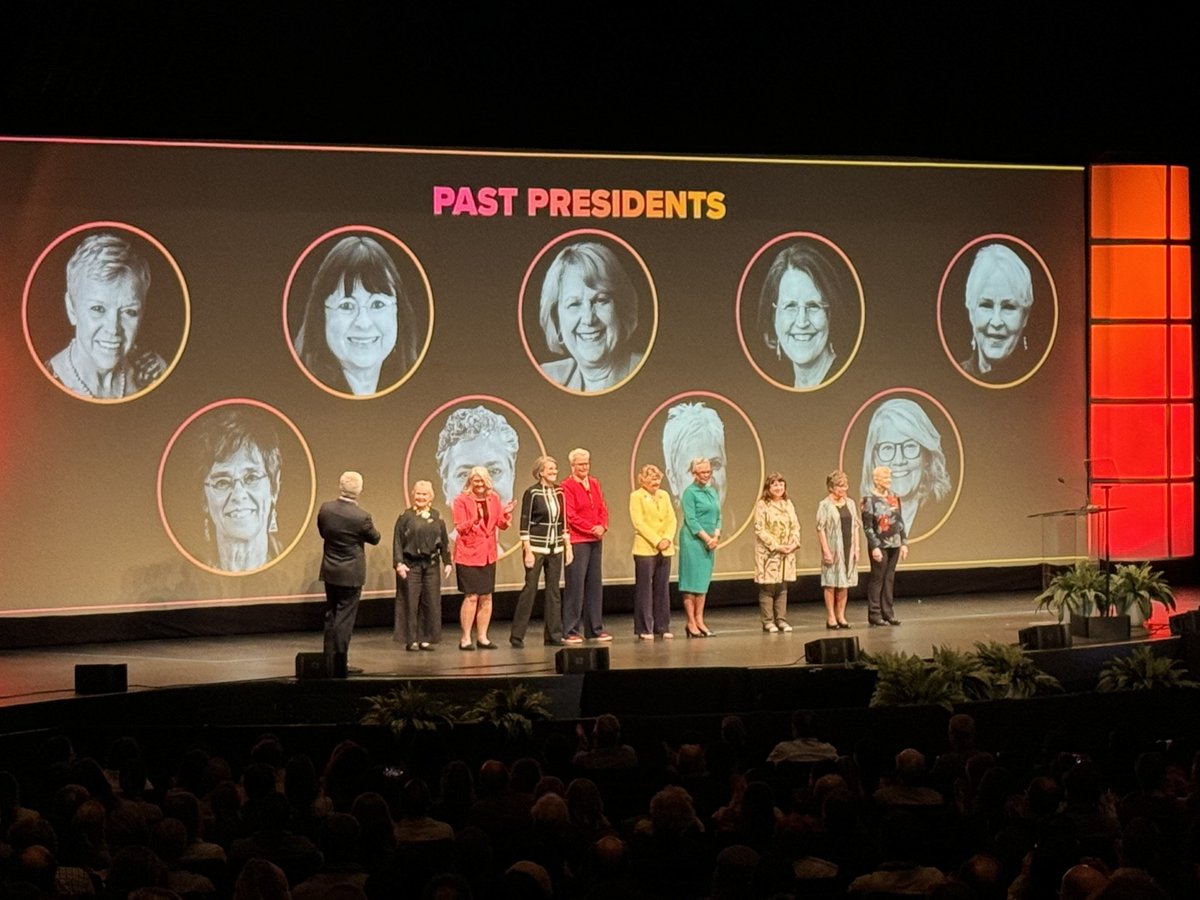 We're proud to honor APS' past female presidents at the #APS2024 opening session. #WeArePhysiology #WomenInSTEM
