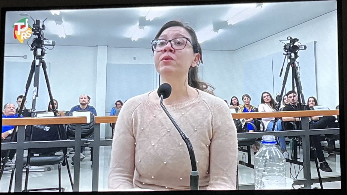 ThaMonteiroh's tweet photo. Ahhh tadinha, agora a genitora chora né? 
Mas na hora de m4t4r o Miguel, que era o próprio filho, não chorou né? 
#CasoMiguel 

Aguardando o @betoribeiroplay falar sobre esse júri https://t.co/VT5ap1DUjT