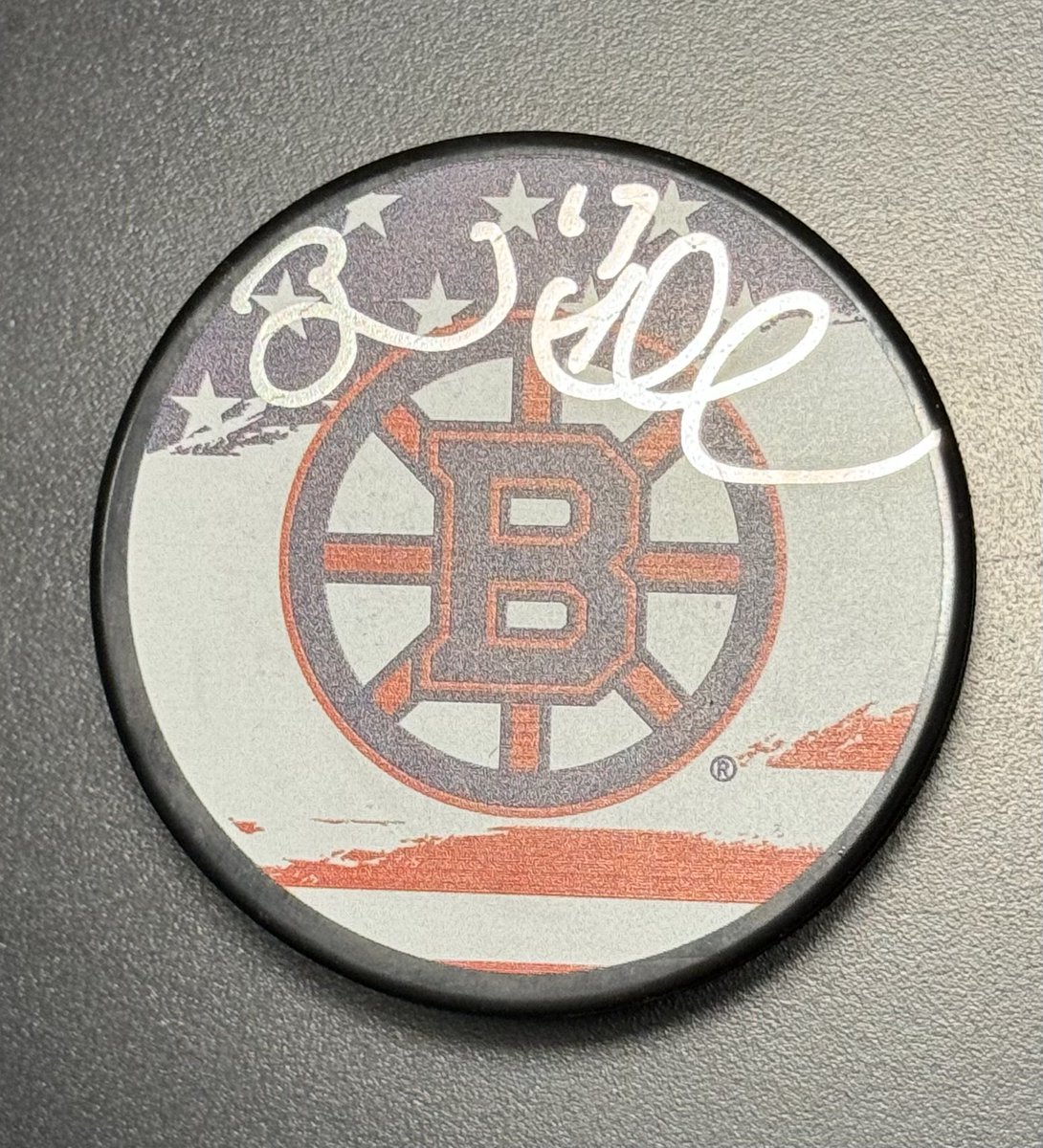 BRAD MARCHAND 400TH GOAL With Marchy scoring #400 we’ve decided to giveaway this signed American Flag puck signed by #NHLBruins Cap himself To enter: 1. FOLLOW @dropmittshockey 2. LIKE ❤️ & RT 🔄 this tweet. 3. COMMENT #NHLBruins