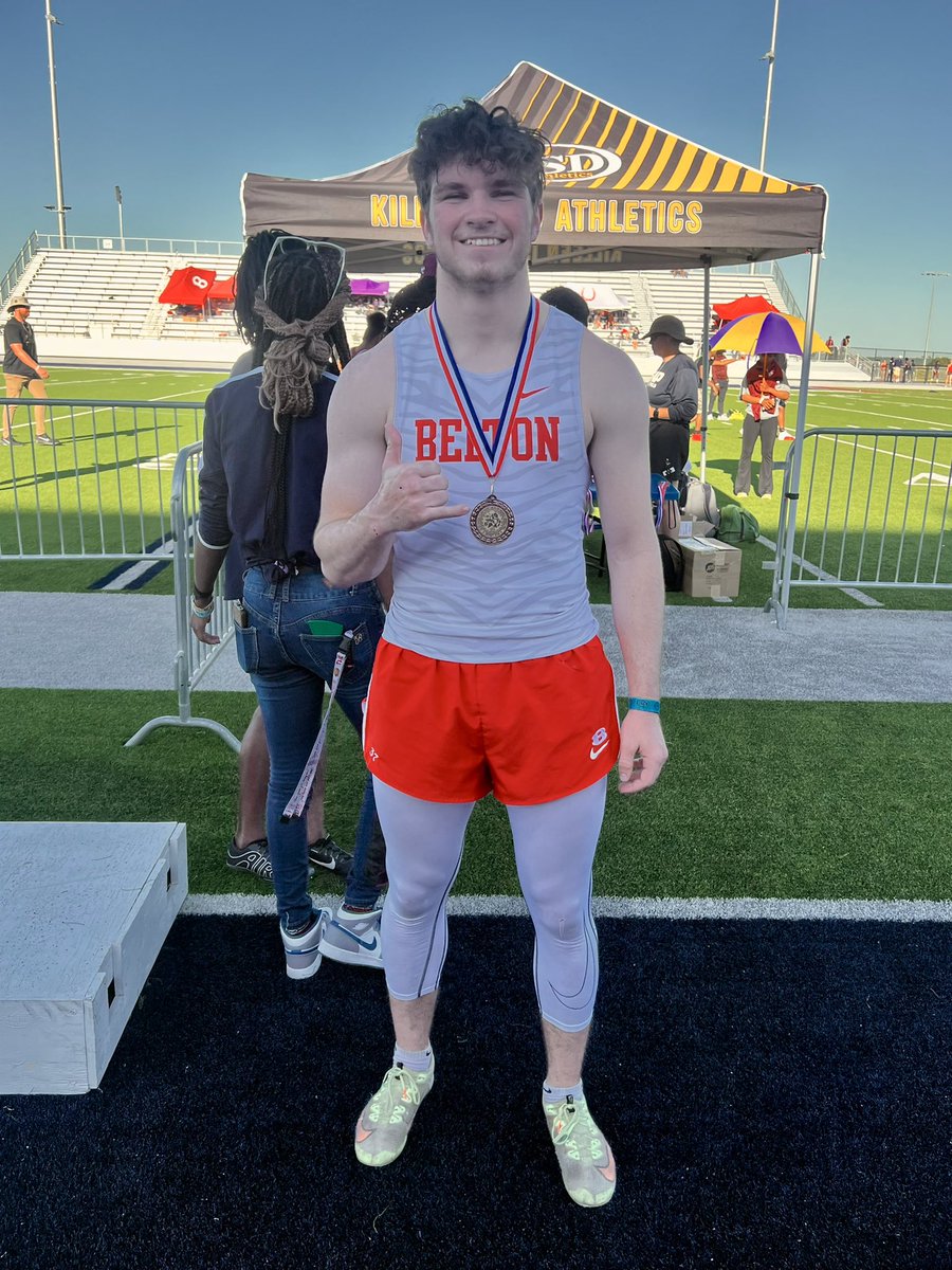 Wyatt Butler runs a gutsy Varsity 110 Hurdles and advances to the area meet with a 4th place finish! #BTR @BeltonTigerFB @BeltonISDAth @BeltonHS