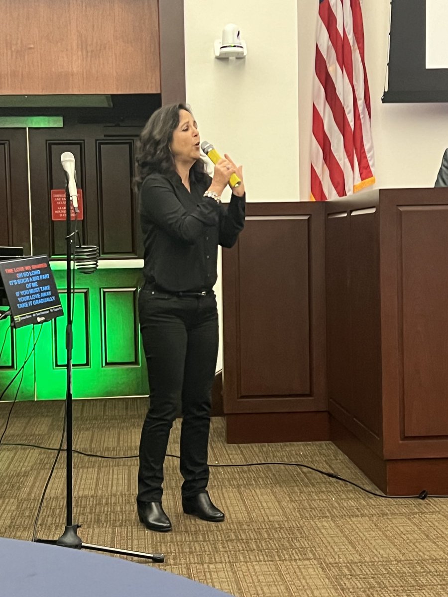 ⁦<a href="/NJStateBar/">NJ State Bar Assn</a>⁩’s Lisa Spiegel bringing down the house at the ⁦<a href="/MCBAlaw/">Middlesex County Bar</a>⁩ Beefsteak Dinner.