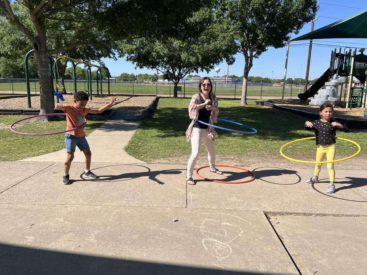 This afternoon, the First Grade Team got to have our pizza party picnic with our auction winners! It was so much fun to just play with them and be with them! It turned out to be a beautiful day for it too! #HayesHawks #HayesFirstGrade