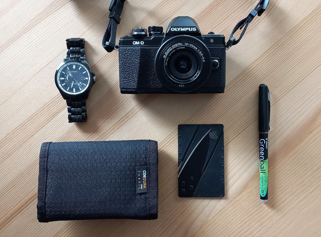 Whether Rafal is heading out for some city photography or taking pics on a nature hike, he has his bases covered with a compact but durable kit with a rugged wallet and a pocket-friendly knife. bit.ly/3vA9XNs