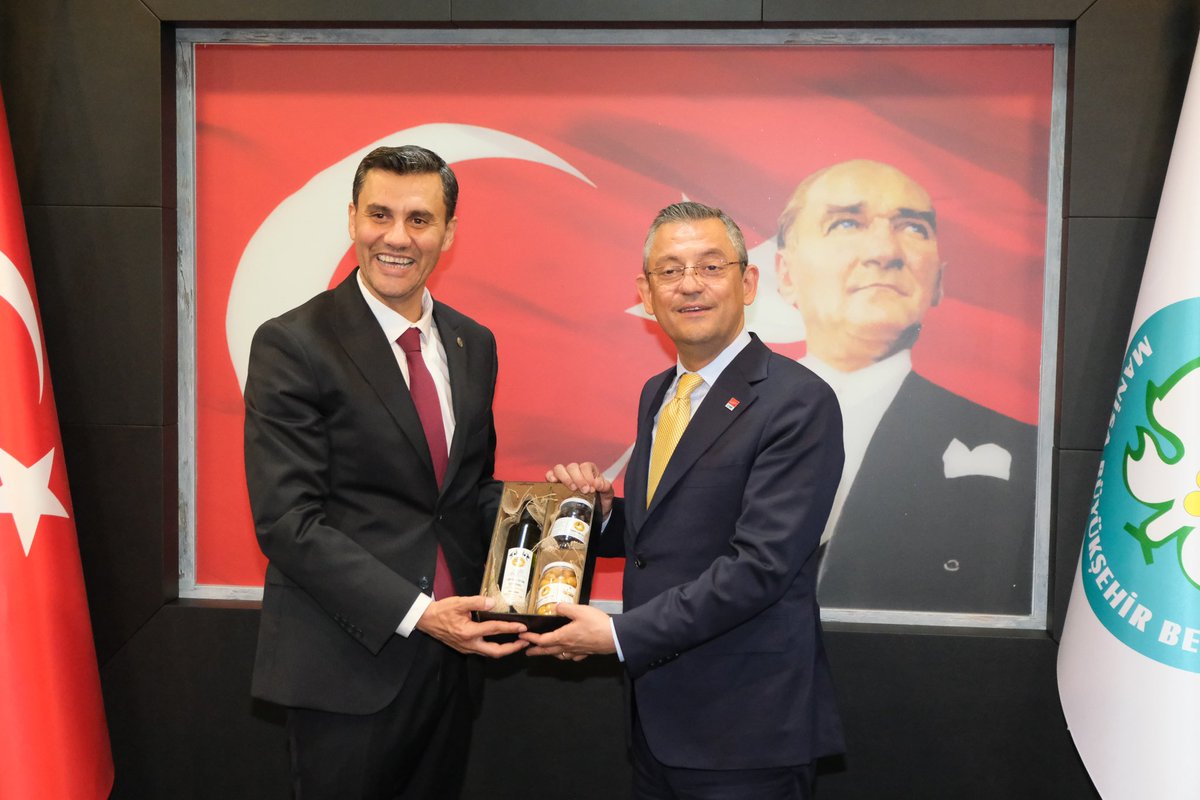 fzeyrekvakfi's tweet photo. Belediyemizin ilk misafirleri Genel Başkanımız Sn. @eczozgurozel, kıymetli eşi Sn. Didem Özel ve her daim yanımda olan yol arkadaşlarım oldu. 

Aynı inanç ve azimle çalışacak, bizlere inananları mahcup etmeyeceğiz. https://t.co/C5Bf3VuE4O