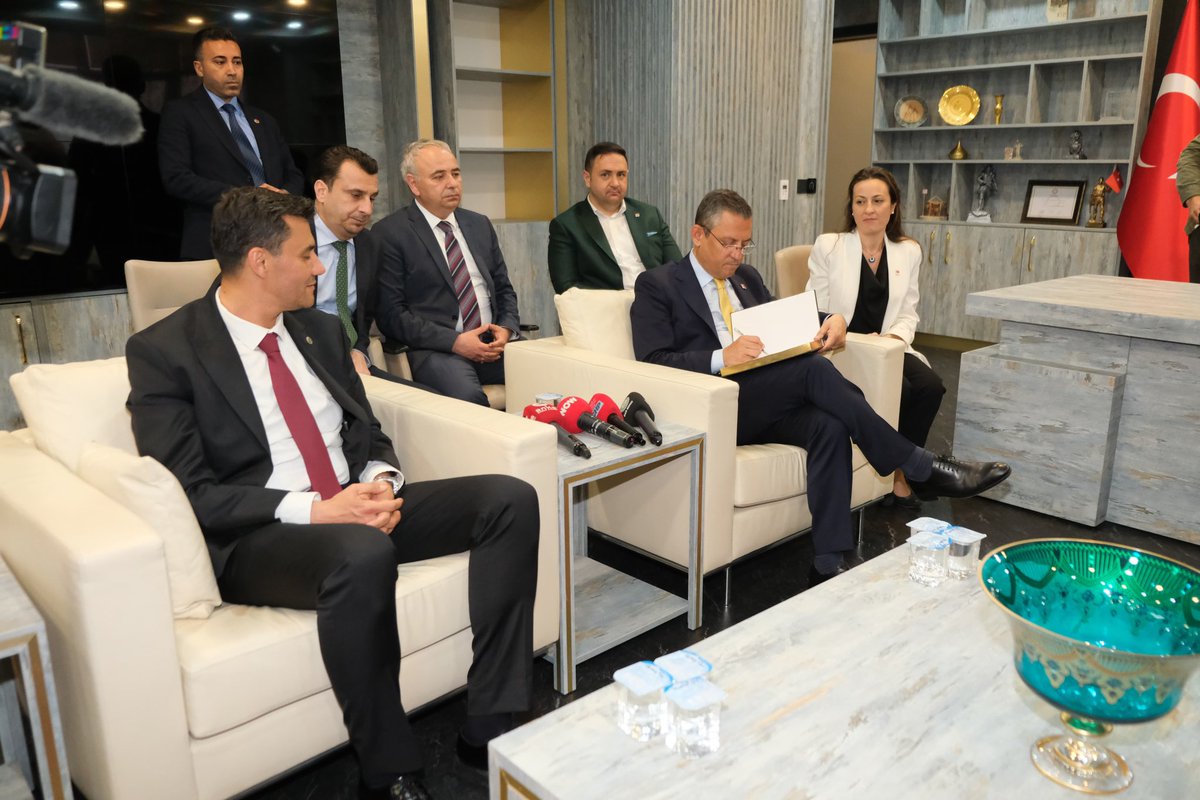 fzeyrekvakfi's tweet photo. Belediyemizin ilk misafirleri Genel Başkanımız Sn. @eczozgurozel, kıymetli eşi Sn. Didem Özel ve her daim yanımda olan yol arkadaşlarım oldu. 

Aynı inanç ve azimle çalışacak, bizlere inananları mahcup etmeyeceğiz. https://t.co/C5Bf3VuE4O
