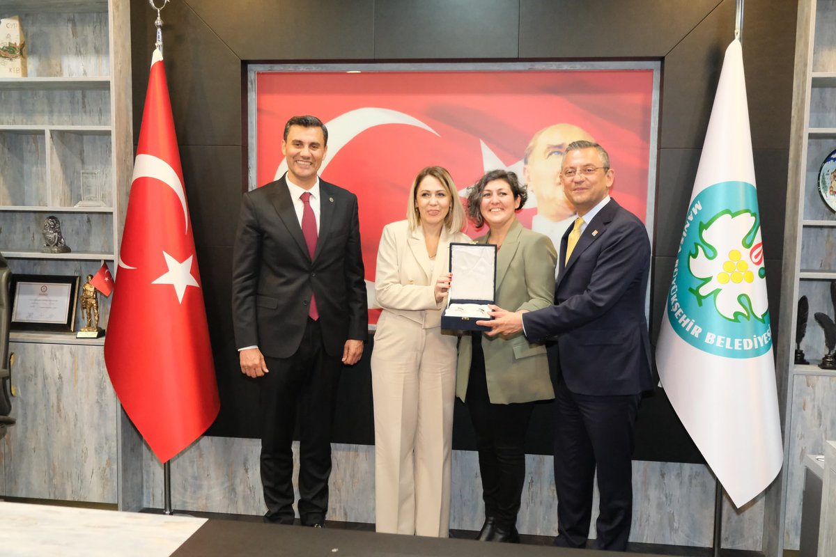 fzeyrekvakfi's tweet photo. Belediyemizin ilk misafirleri Genel Başkanımız Sn. @eczozgurozel, kıymetli eşi Sn. Didem Özel ve her daim yanımda olan yol arkadaşlarım oldu. 

Aynı inanç ve azimle çalışacak, bizlere inananları mahcup etmeyeceğiz. https://t.co/C5Bf3VuE4O
