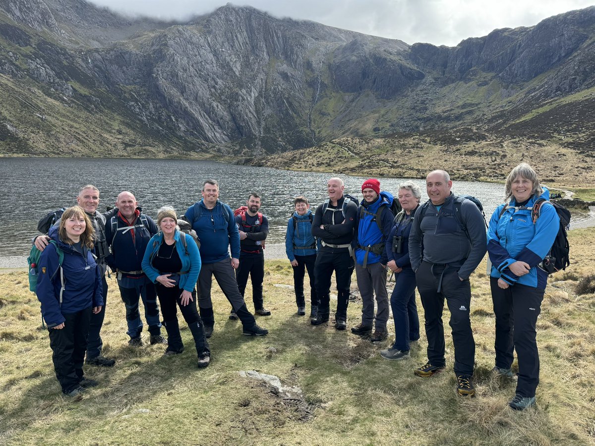 Diwrnod gwych hefo @IoloWilliams2 heddiw ar diwrnod natur yn yr iaith gymraeg yn Cwm Idwal. Brilliant day organising a day with Iolo Williams in Cwm Idwal on an environmental cpd workshop run in the welsh language for Mountain Leaders through @MtnTraining 🏔️🏴󠁧󠁢󠁷󠁬󠁳󠁿