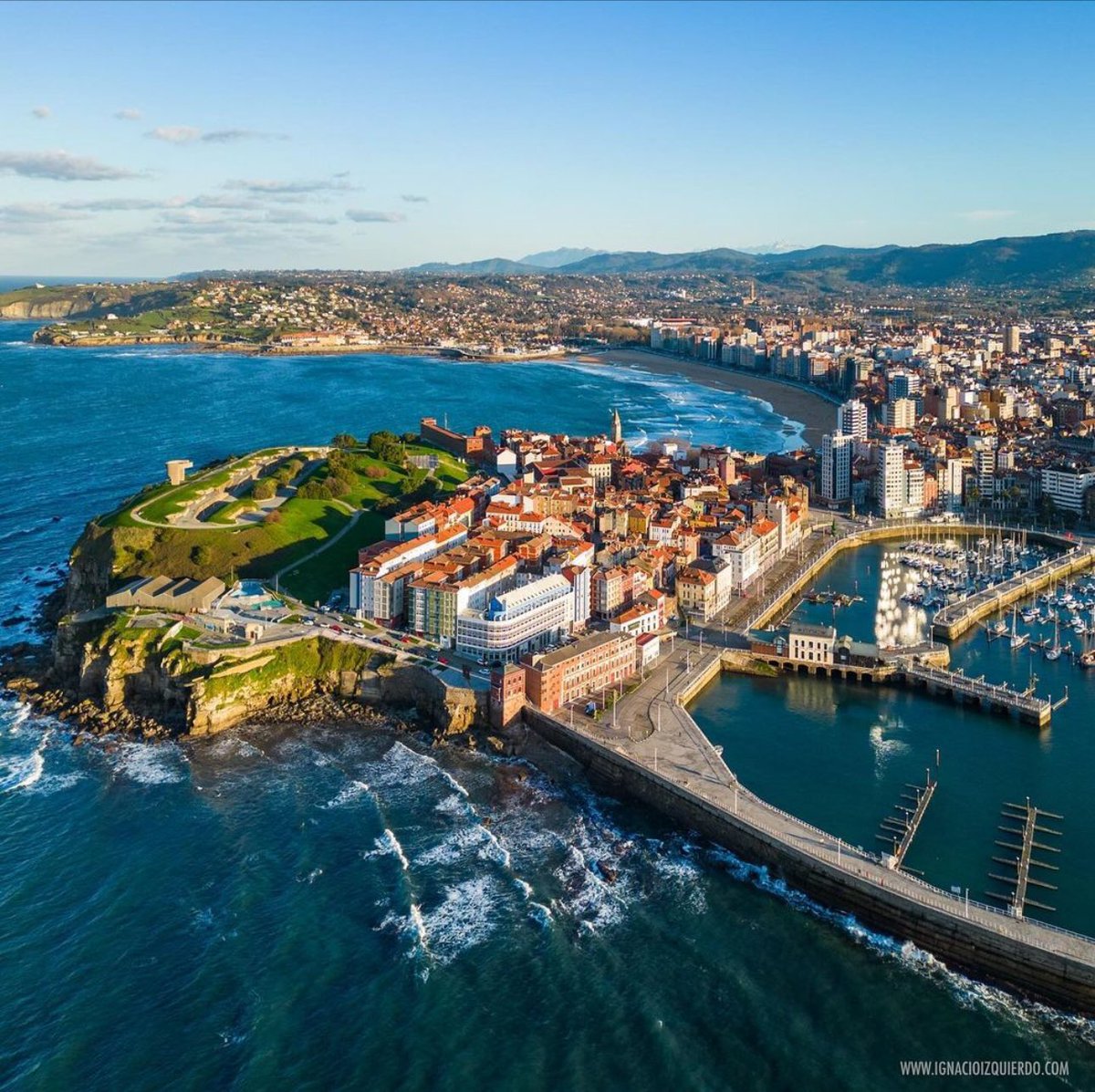 ¡Buenas noches, #igers! Vista aérea de #Gijon ✨💫🌟 📸 foto de @iizquierdo Gracias por compartir todos vuestros momentos en #Igersspain #igers_gijon #igersasturias