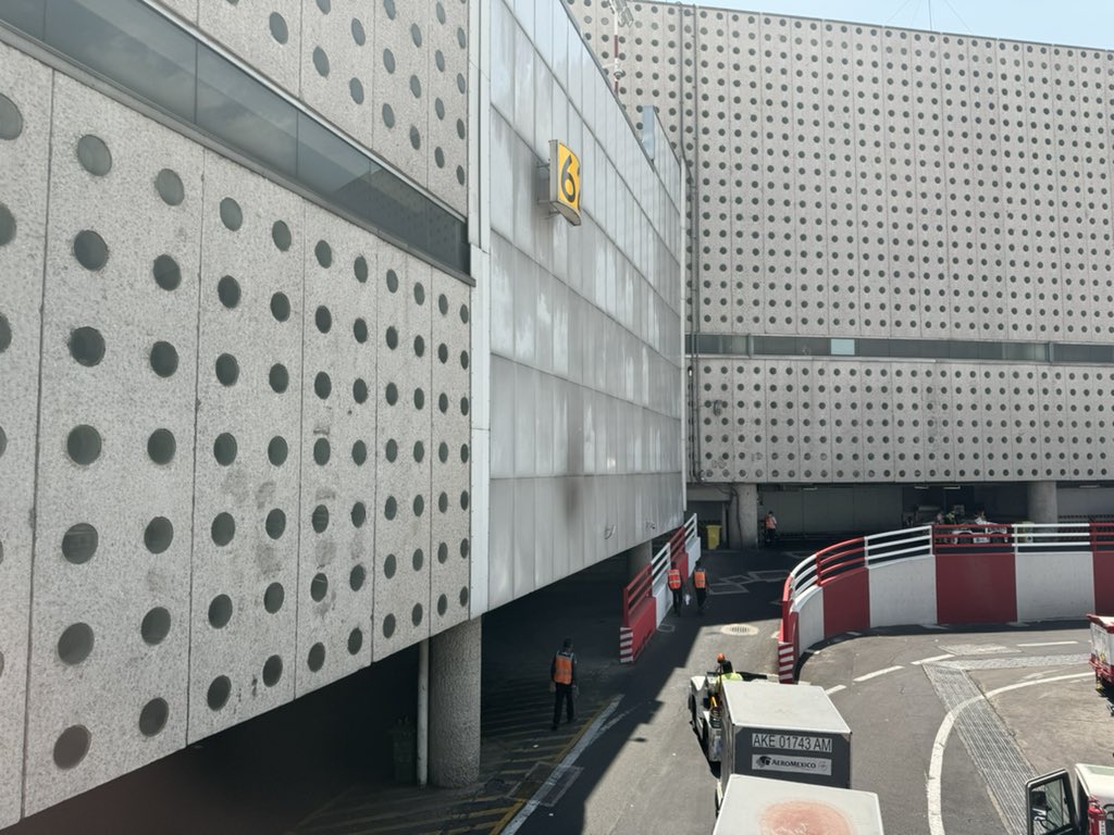 Little fun fact, those rectangular windows at Mexico City’s Terminal 2 used to be at the same level, but they’ve been slowly sinking for years. (This airport was meant to close 4 years ago)