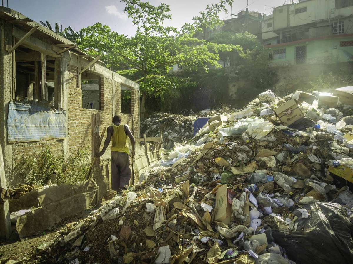 ¿Quién recoge la basura?  Solo La Habana genera entre 20.000 y 25.000 toneladas de residuos diariamente. El problema de la acumulación de residuos sólidos se extiende por todo el país. ¿Hay solución a la vista? 📸 periodismodebarrio.org/2024/04/quien-…
