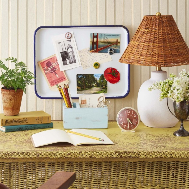pickupdonation's tweet photo. Keep your memories and notes organized.

✅ Supplies
*Pan
*Command strips
*Magnets

✅  How
1. Command Strips to hang the tray.
2. Turn bottle caps into magnets.

🚚💨 Schedule a free donation pickup today to help support our charities in need.  

(Country Living, “Summer DIY”)