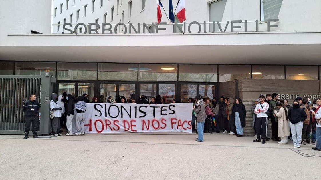 Aujourd’hui en plein cœur de #Paris12 la haine des juifs s’affichait clairement devant @Sorbonne_Nvelle. Un acte inqualifiable. La progression de l’antisémitisme dans notre société, déguisé dans les habits de l’antisionisme, ne cesse de croître. Combattons le !