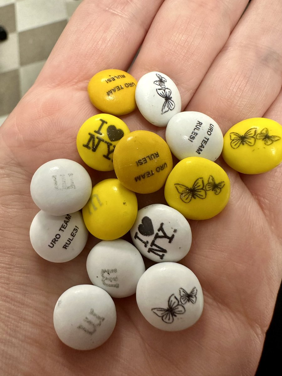 ❤️ working in the CAKUT transdisciplinary clinic at 🦋 NCH when the world’s best nurse (🎆Gabs🎇) brings back customized m&ms from her vacay to NYC!! @kidneytweets