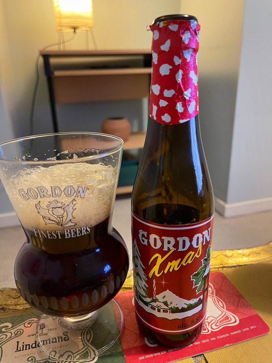 #CraftBeer #BeerLover #Beer #BeerByPhilippe #GordonChristmas It’s when the season is off that one makes the best deals… 4 of these beauties + 1 signature glass for 6€! 8,8%ABV Dark Ale by @BreweryMartin Lasting head, spicy, balanced hop & malt, quite pleasant w long aftertaste