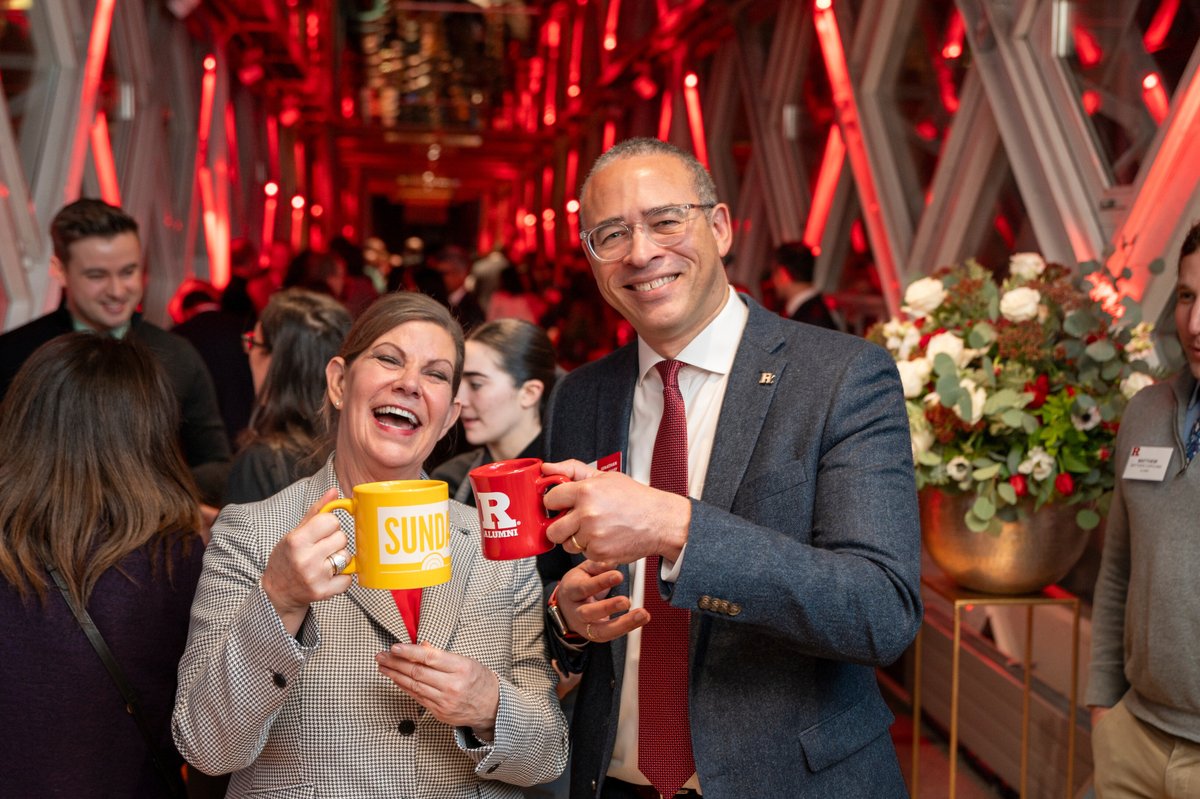 London's Tower Bridge was scarlet as @RutgersU President Jonathan Holloway spread the message of #WEAREYOU to a lively gathering of alumni & friends in London. Kimberly Hopely brought the #SundayTODAY mug to mark the special occasion. #SundayTodayMugShot @TODAYshow @WillieGeist