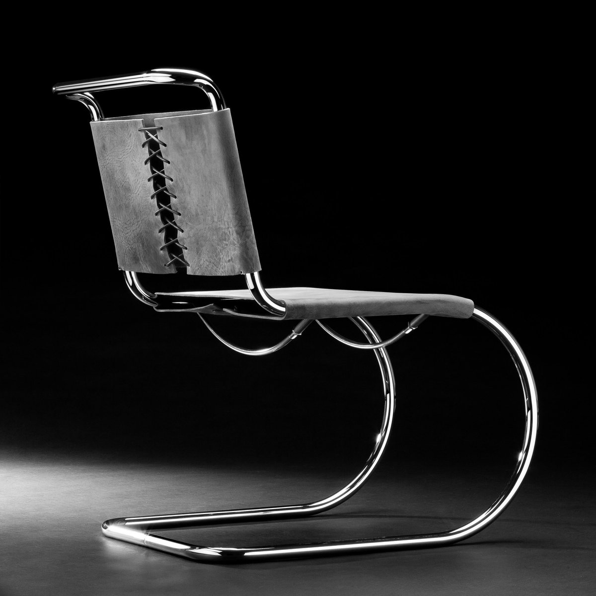 Discover the balance between form and function, the Thonet Cantilever #Chair by Mies van der Rohe from 1927 remains a #timeless piece of the #Bauhaus era. This #classic #design embodies #simplicity, elegance, and the revolutionary spirit of its time. Learn more:…