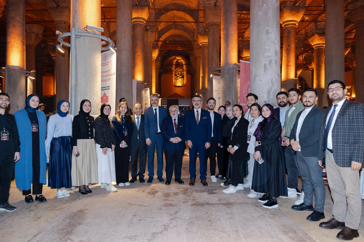 Üniversitemiz öğrencileri ve personeli ile vatandaşlar, Vakıflar İstanbul 1. Bölge Müdürlüğü tarafından Binbirdirek Sarnıcı'nda düzenlenen iftar sofrasında buluştu. Vakıflar Genel Müdürlüğünün 'Paylaştıkça Bereketlenen Sofralar' temasıyla gelenekselleştirdiği programa; Rektörümüz